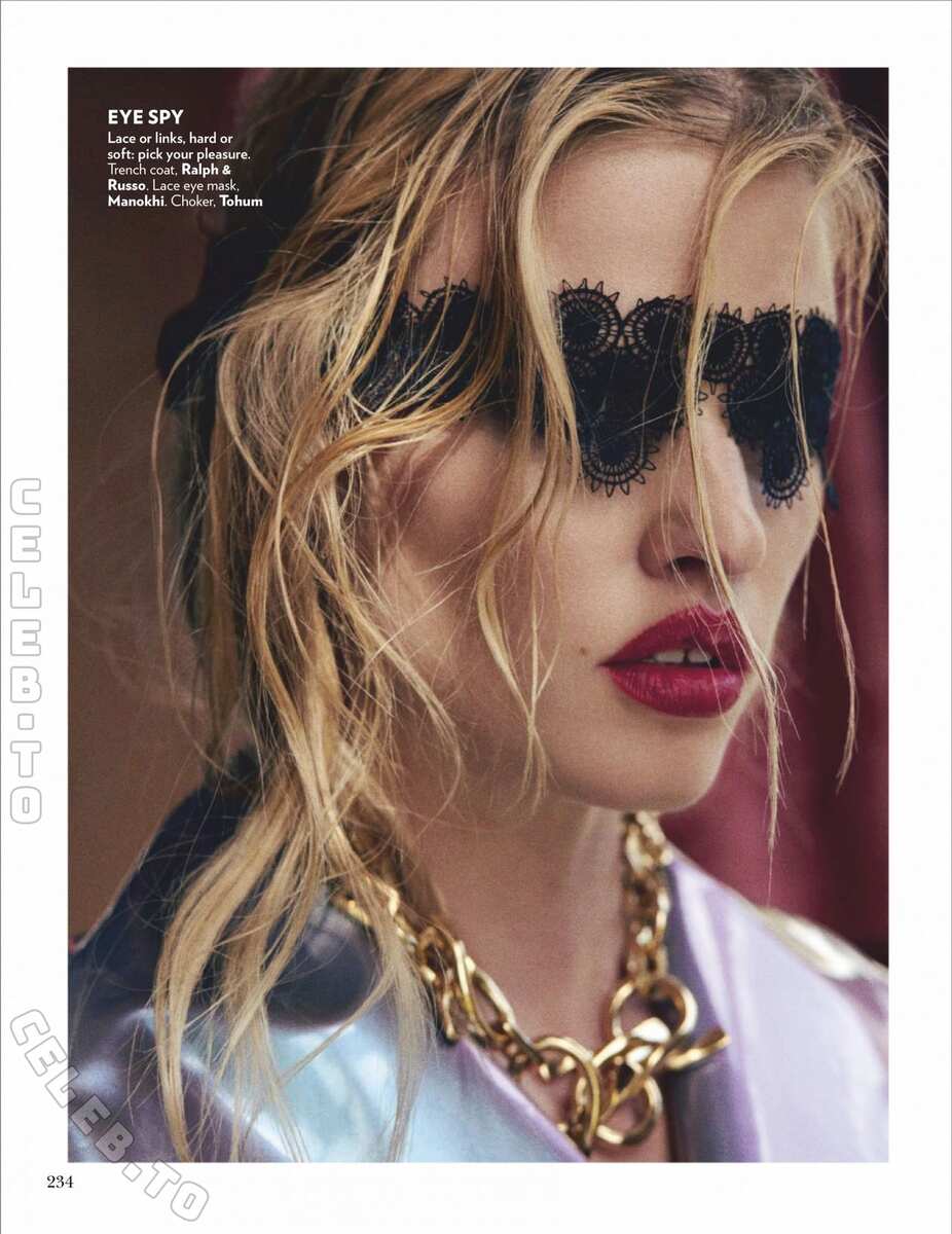 Lara Stone hands