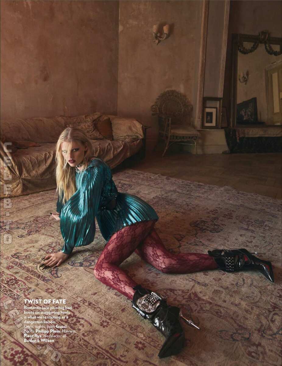 Lara Stone hands