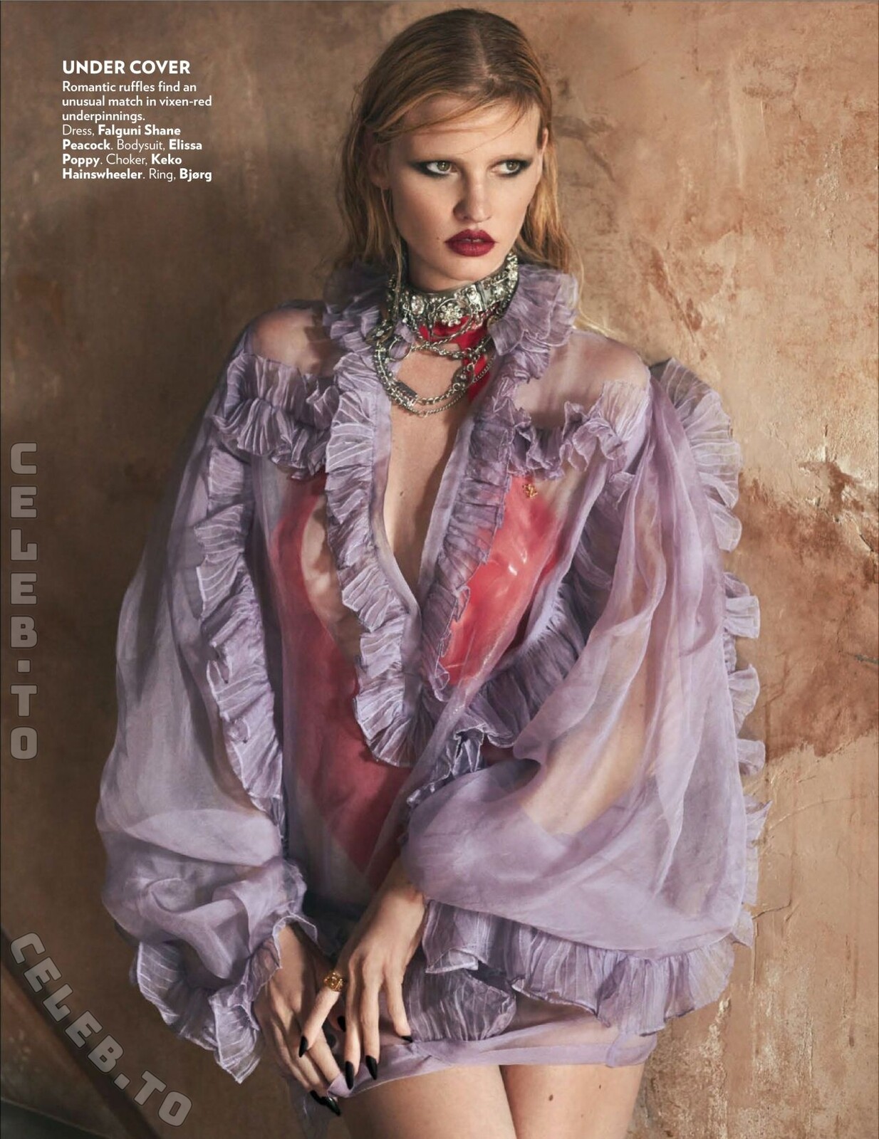 Lara Stone hands