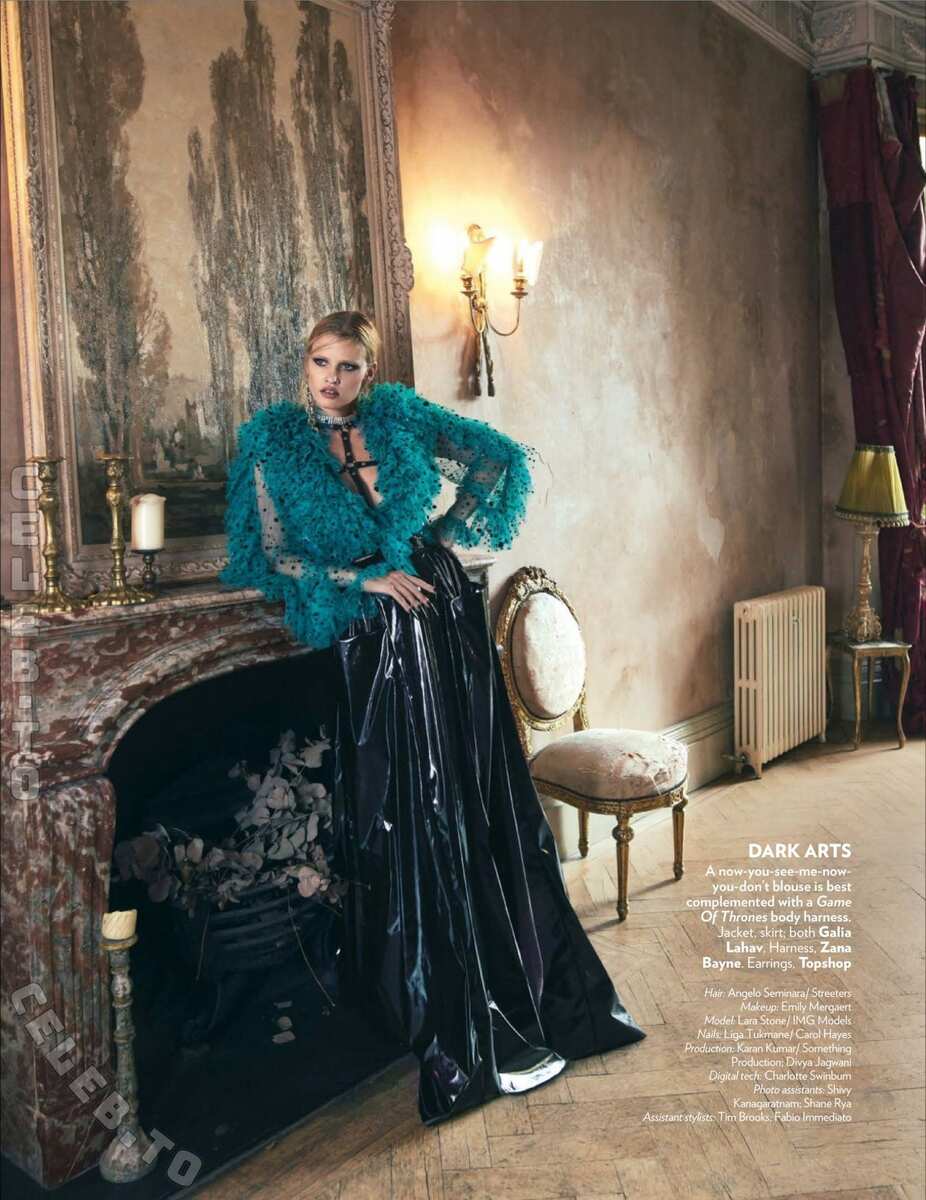 Lara Stone hands