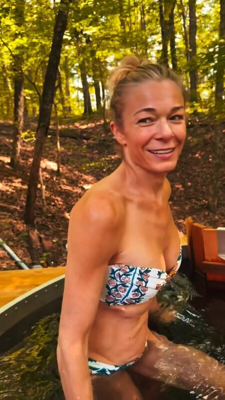 LeAnn Rimes hands
