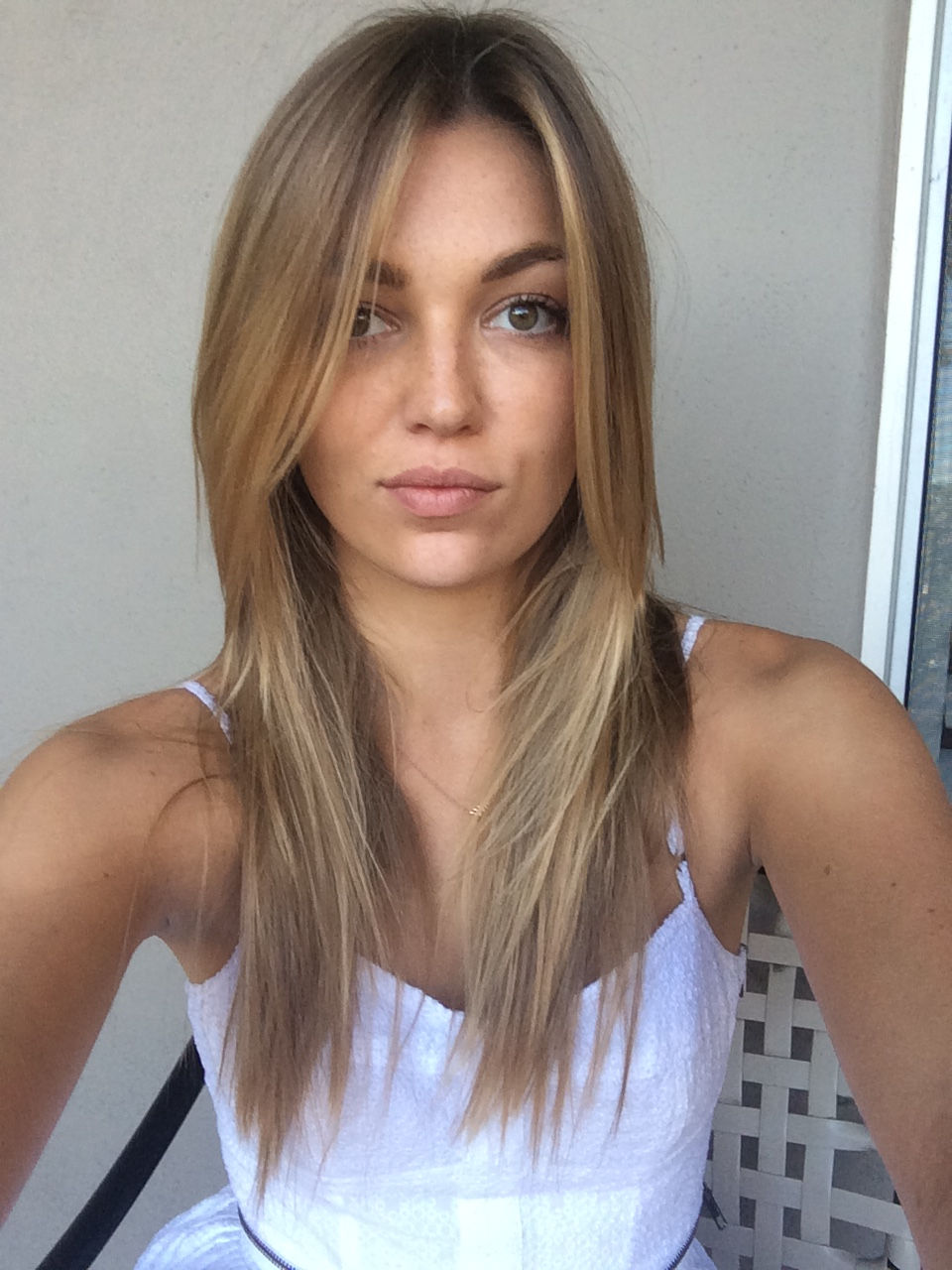 Lili Simmons hands