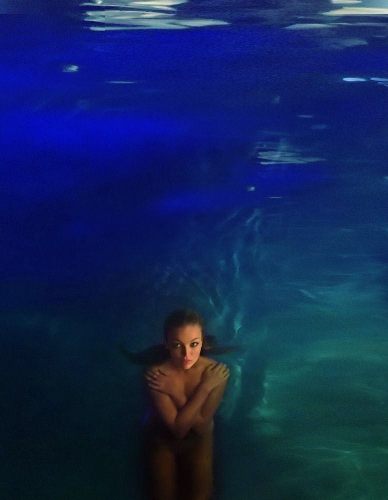 Lili Simmons hands