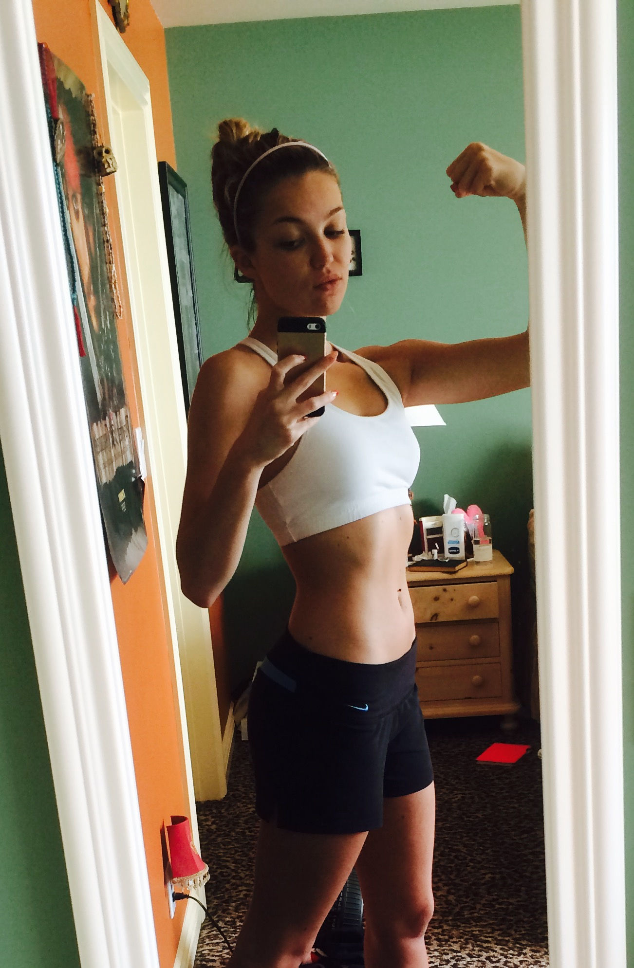 Lili Simmons hands