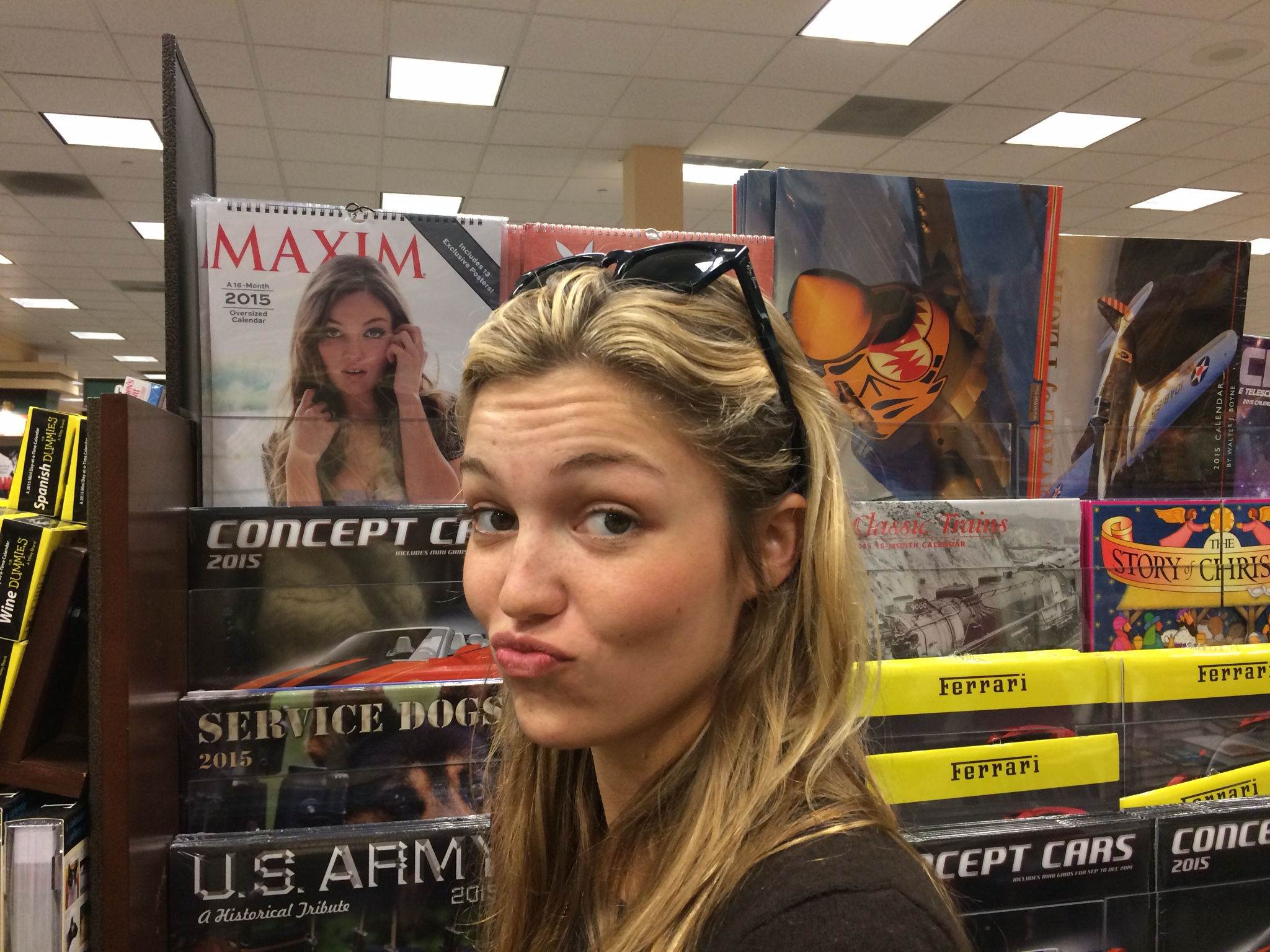Lili Simmons hands