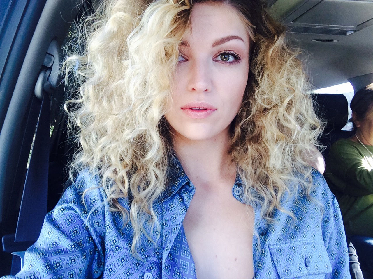 Lili Simmons hands