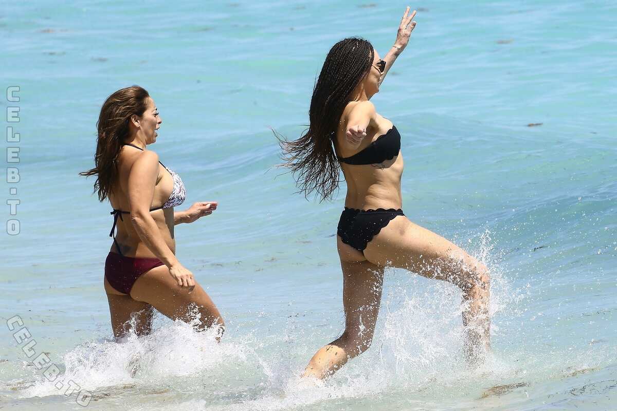 Lilly Becker hands