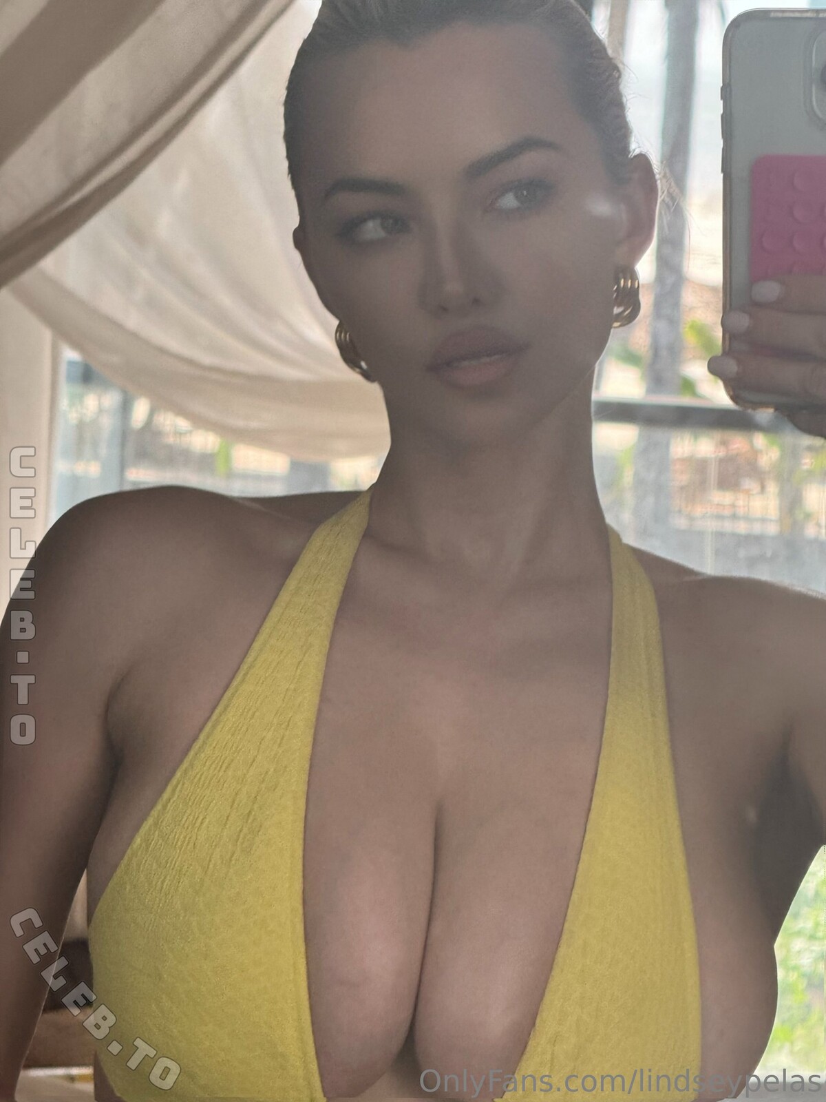 Lindsey Pelas hands