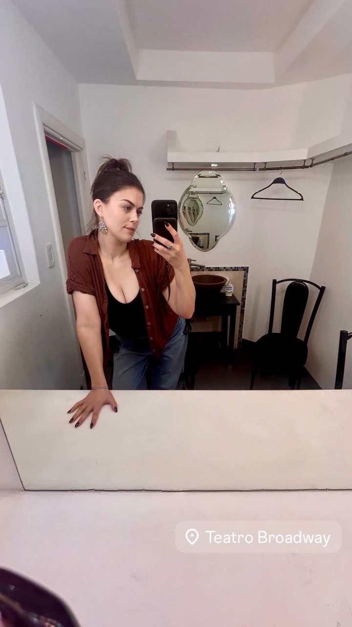 Lindsey Shaw hands