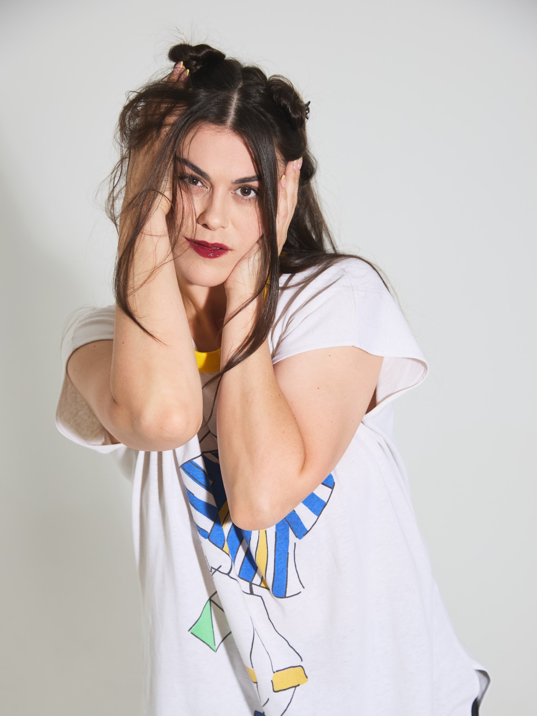 Lindsey Shaw hands
