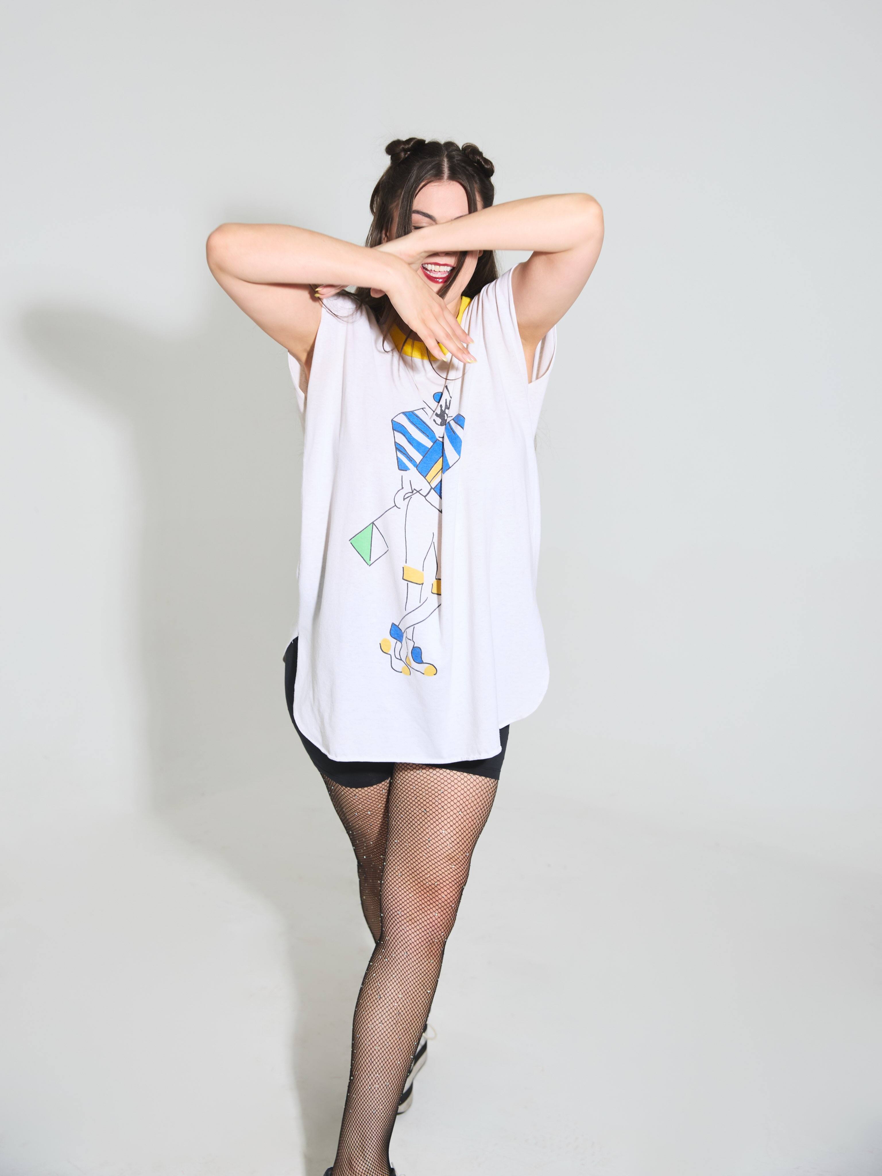 Lindsey Shaw hands
