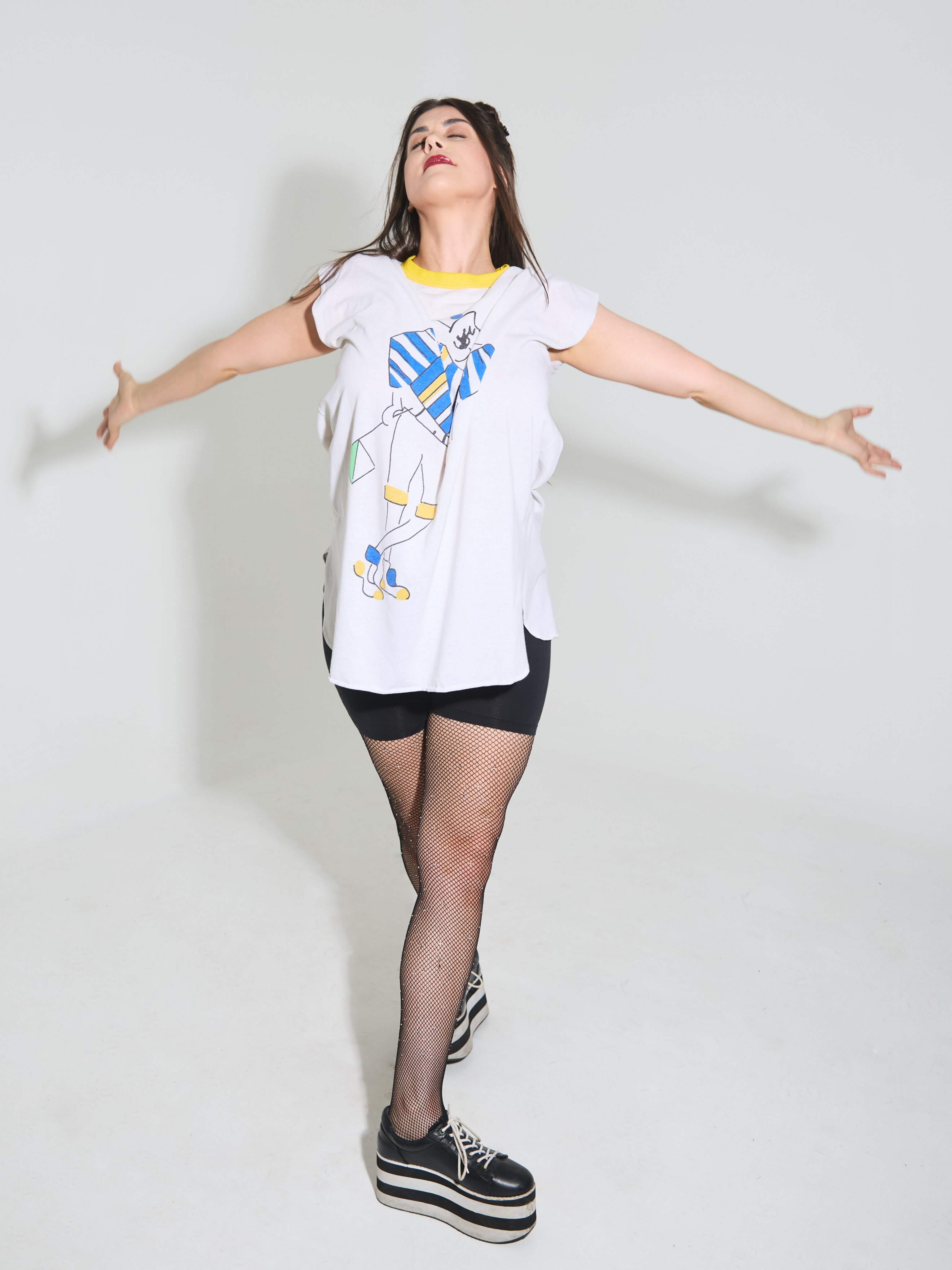 Lindsey Shaw hands