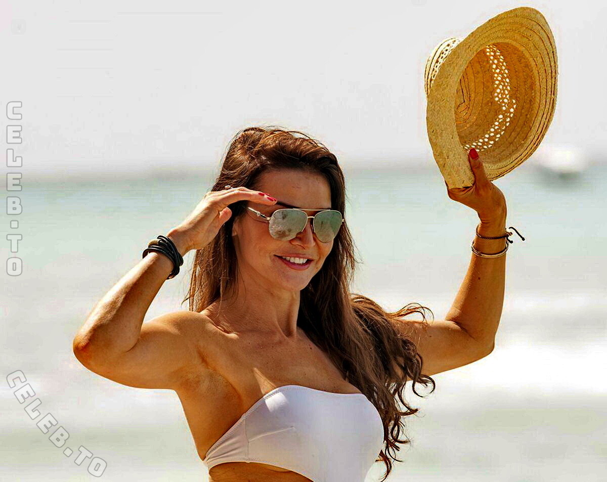 Lizzie Cundy legs