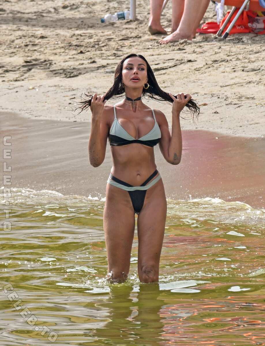 Madalina Diana Ghenea hands