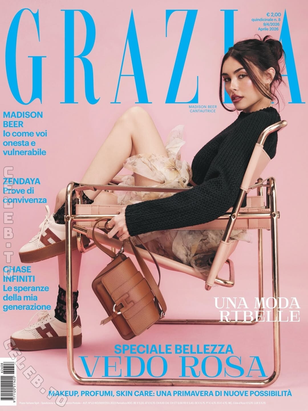 Madison Beer hands