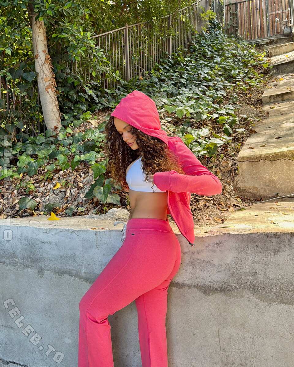 Madison Pettis hands