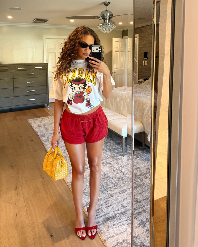 Madison Pettis hands