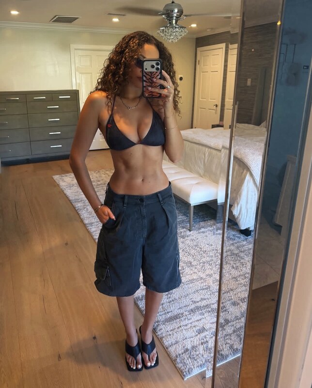 Madison Pettis hands