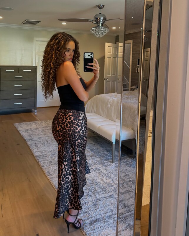 Madison Pettis hands
