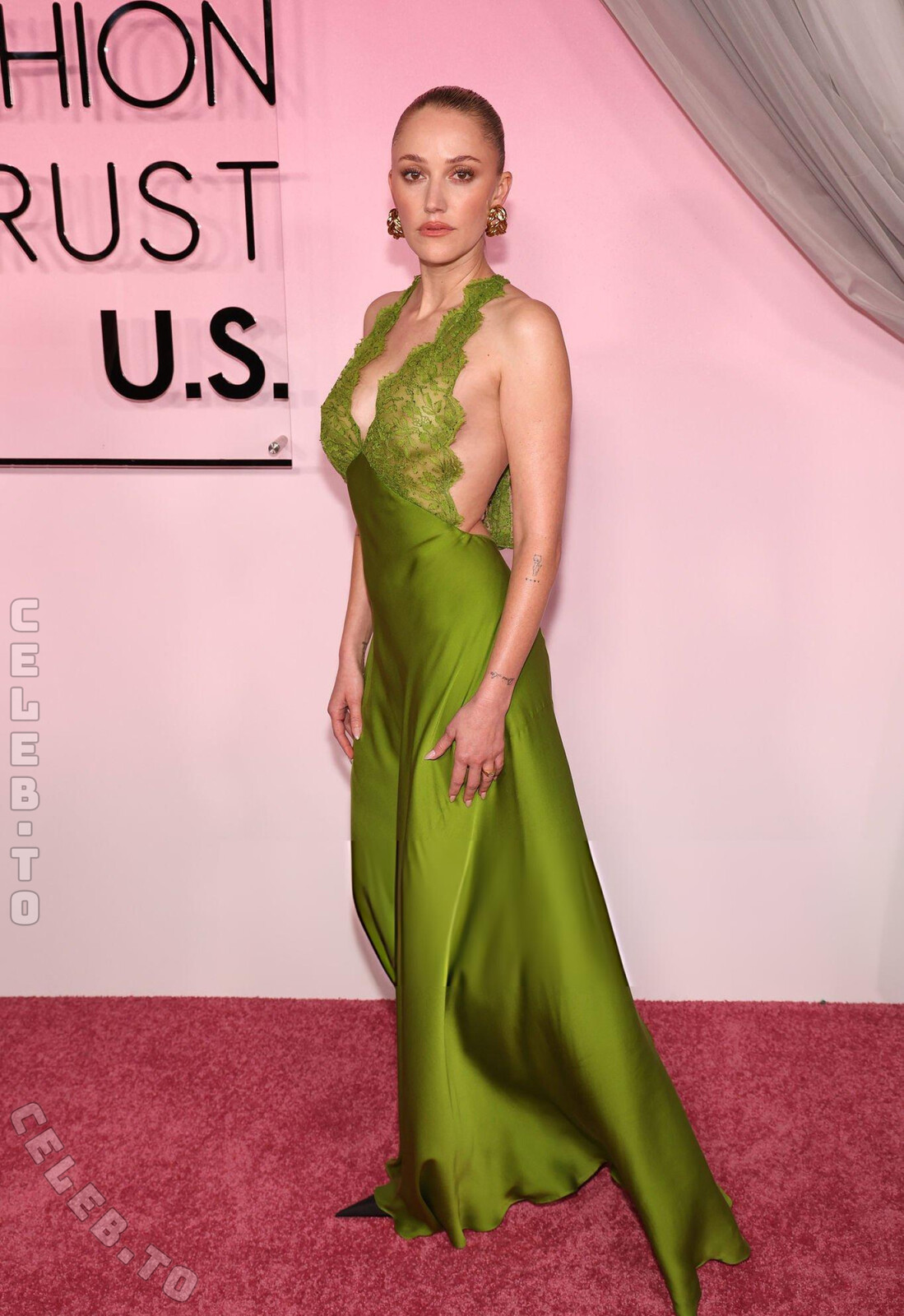 Maika Monroe Nude And Nip Slip Pics