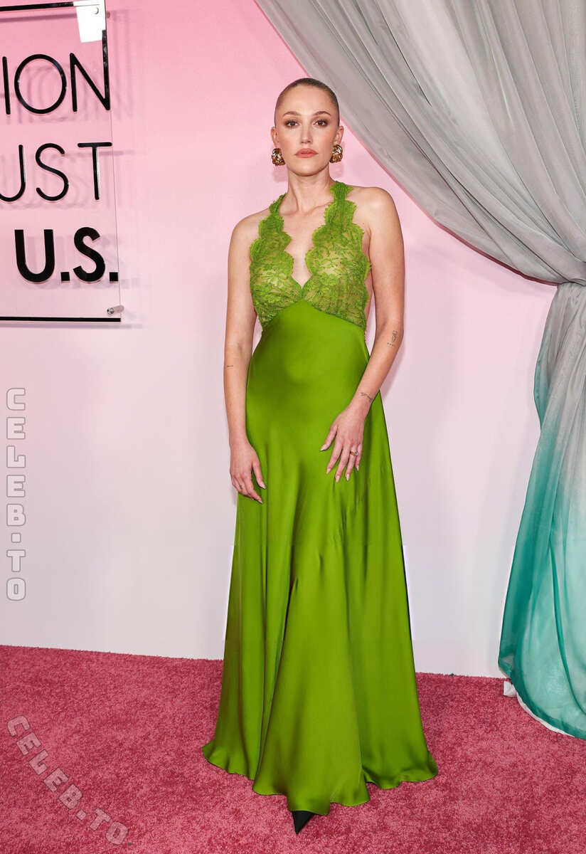 Maika Monroe Nude And Nip Slip Pics