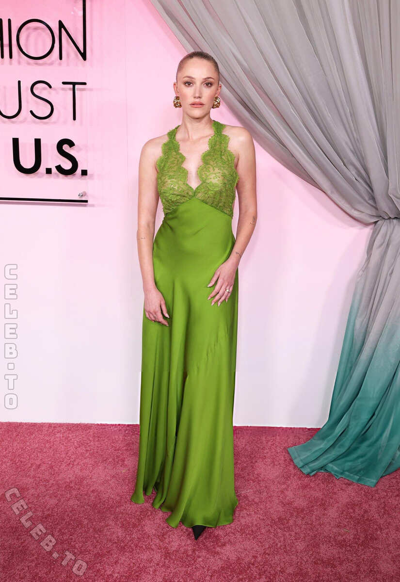 Maika Monroe Nude And Nip Slip Pics