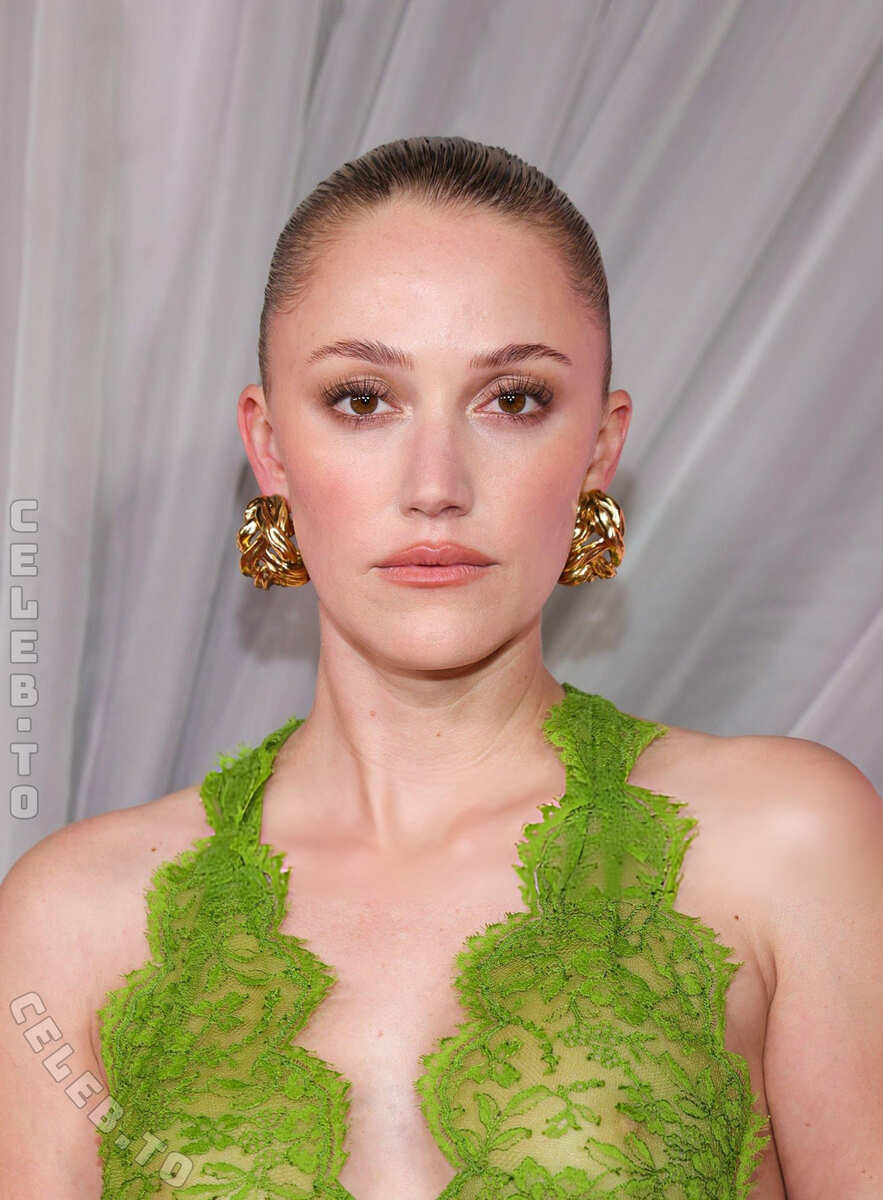 Maika Monroe Nude And Nip Slip Pics