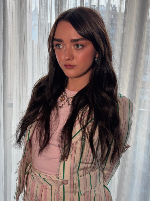 Maisie Williams butts