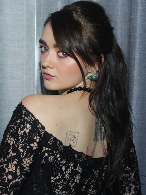 Maisie Williams hands