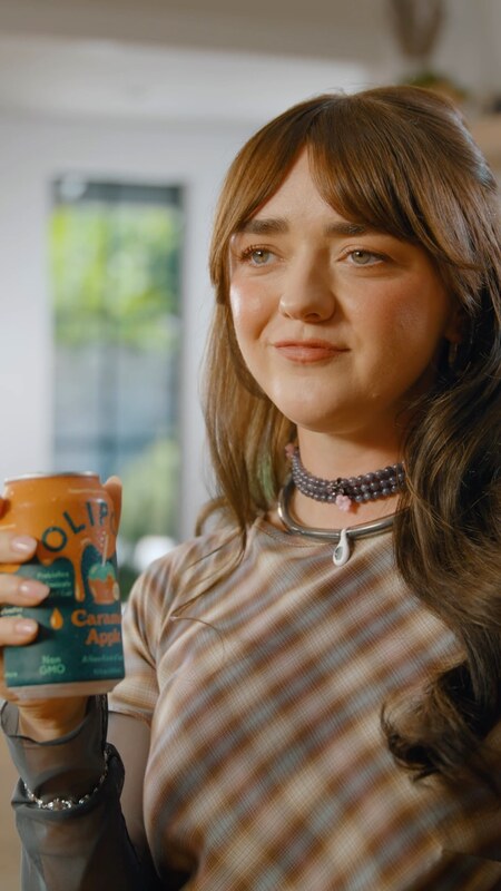 Maisie Williams hands