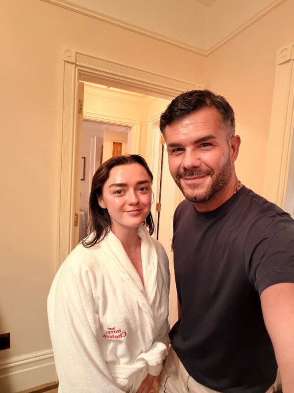 Maisie Williams hands