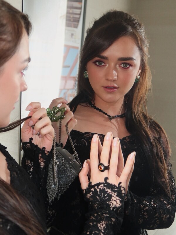 Maisie Williams hands