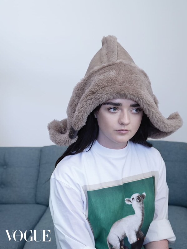 Maisie Williams hands