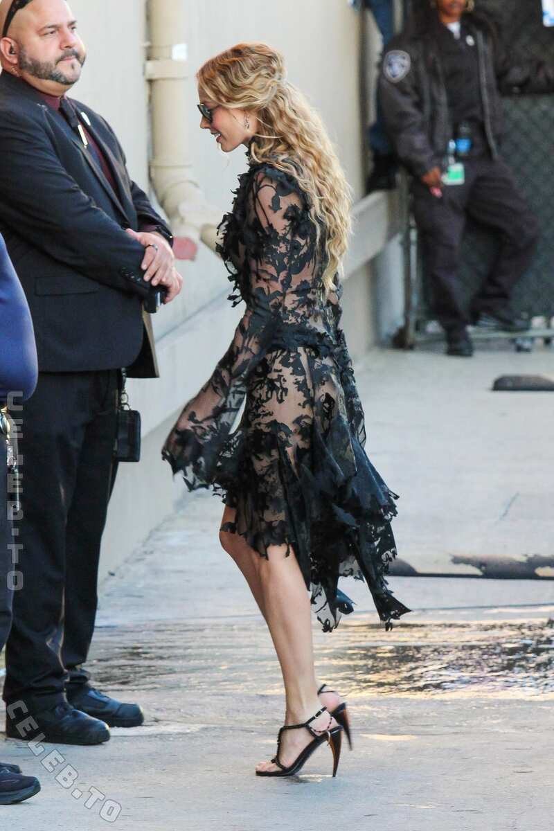 Margot Robbie legs