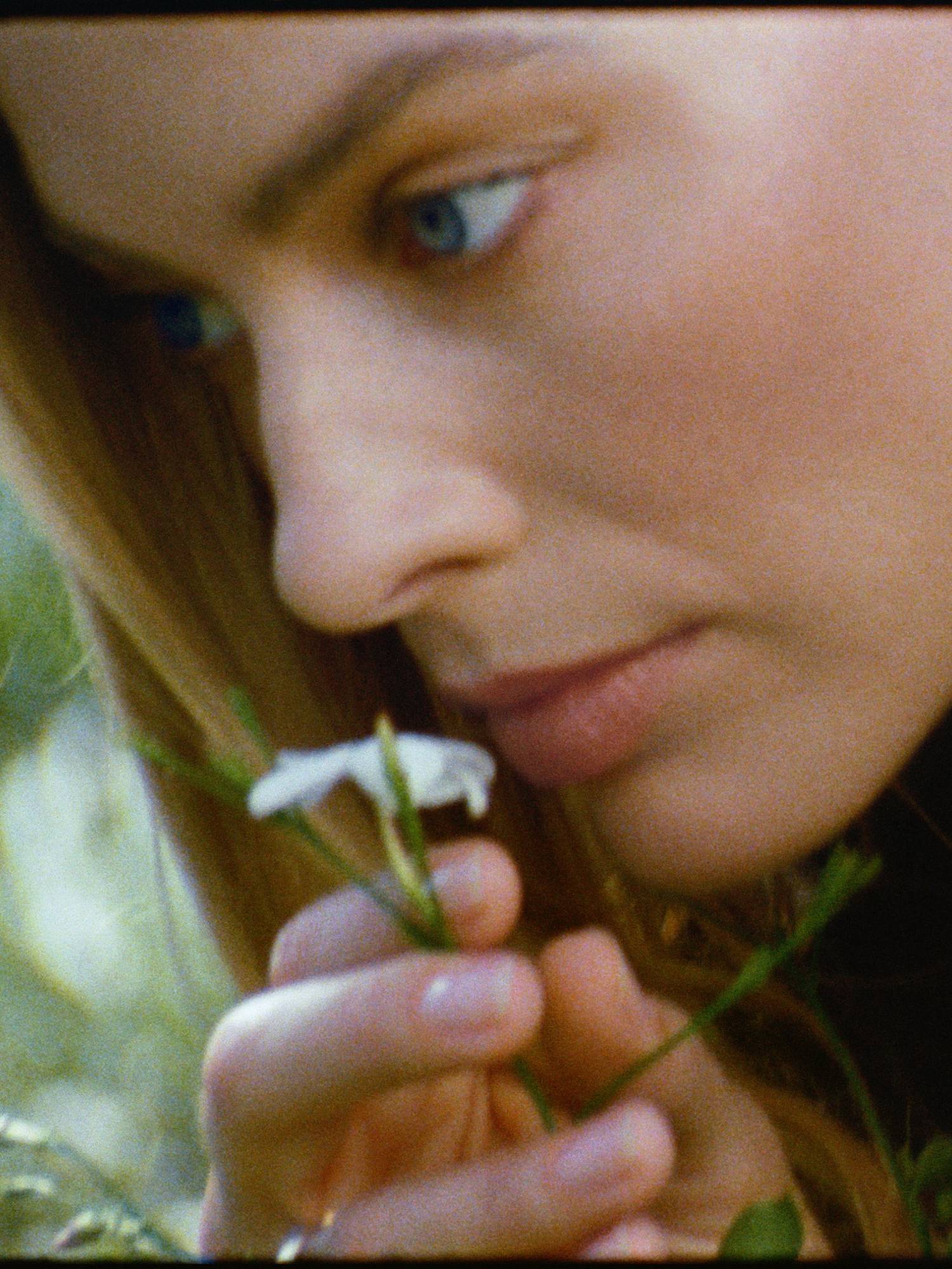 Margot Robbie hands