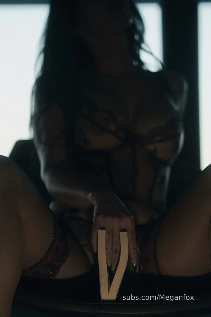 Megan Fox Sexy (12 Photos)
