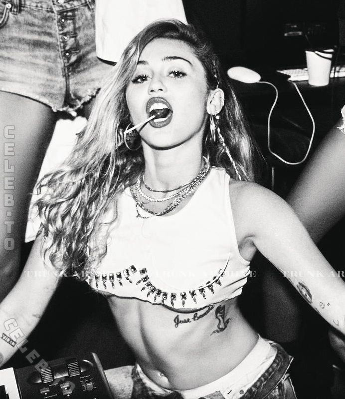 Miley Cyrus hands