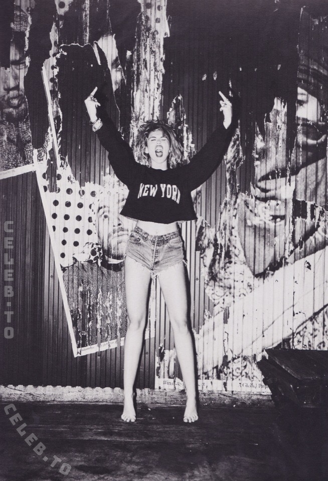 Miley Cyrus hands