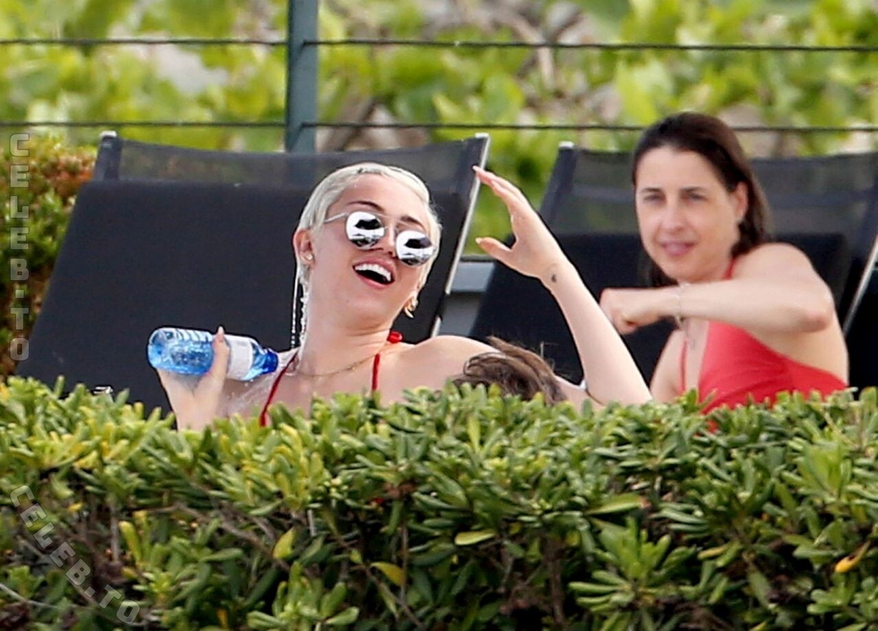 Miley Cyrus nude leaked photos