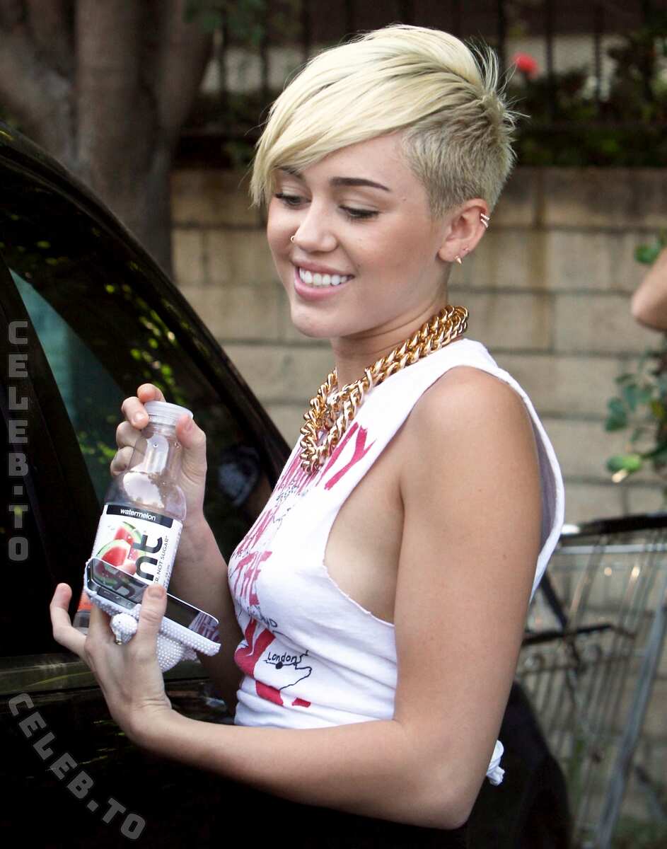 Miley Cyrus Nude & Sexy Collection (8 Photos)