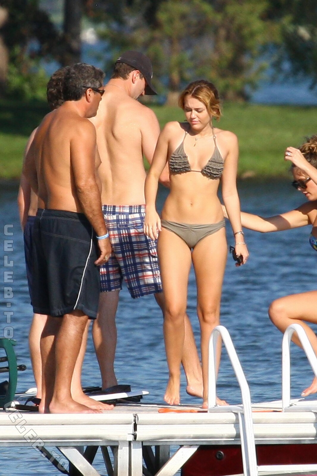 Miley Cyrus Nude & Sexy Collection (8 Photos)