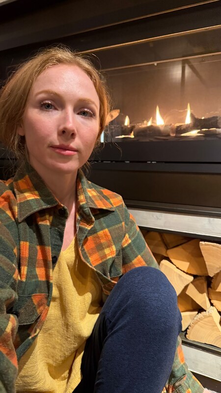 Molly Quinn hands