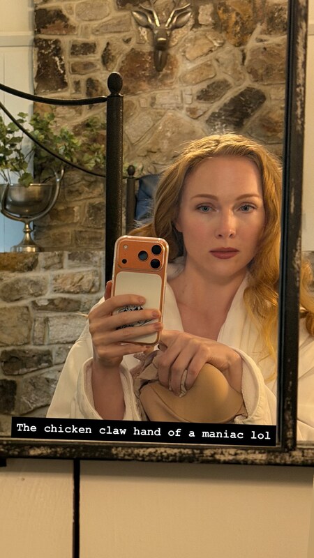 Molly Quinn hands