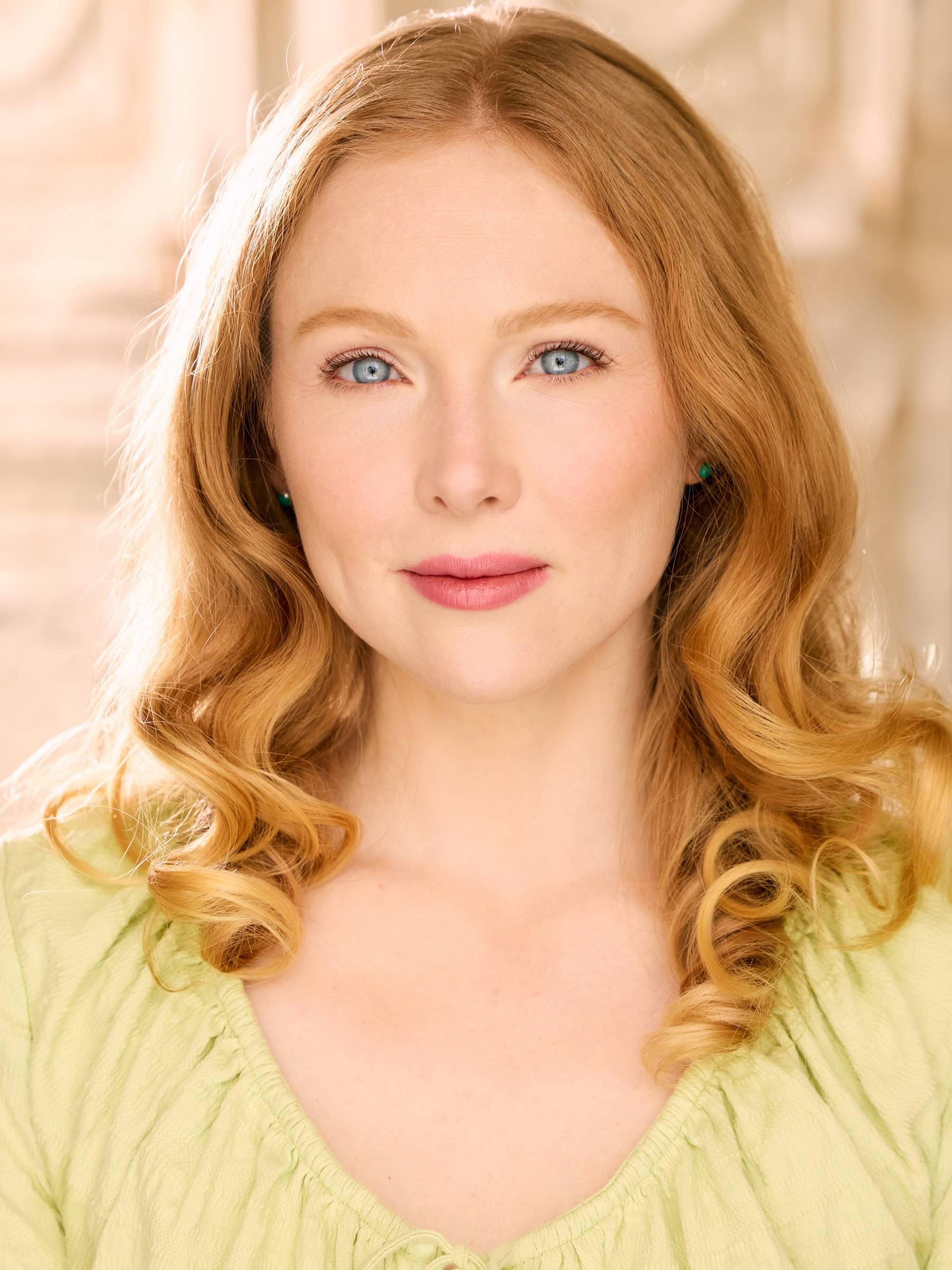 Molly Quinn hands