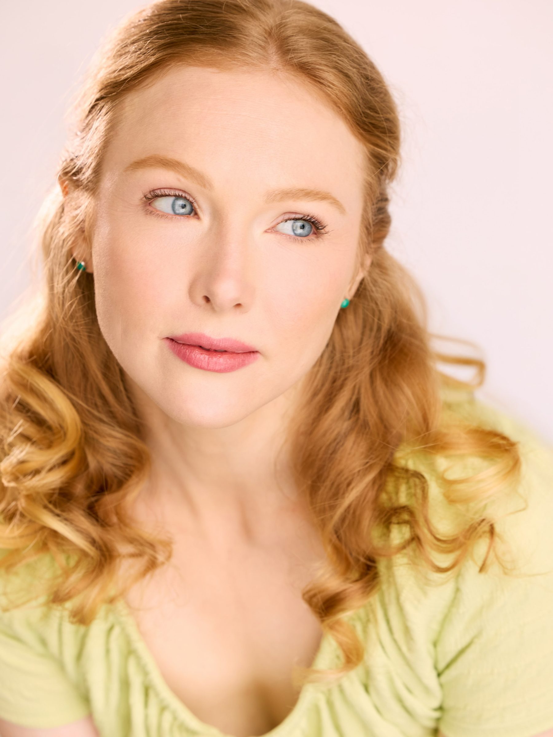 Molly Quinn hands