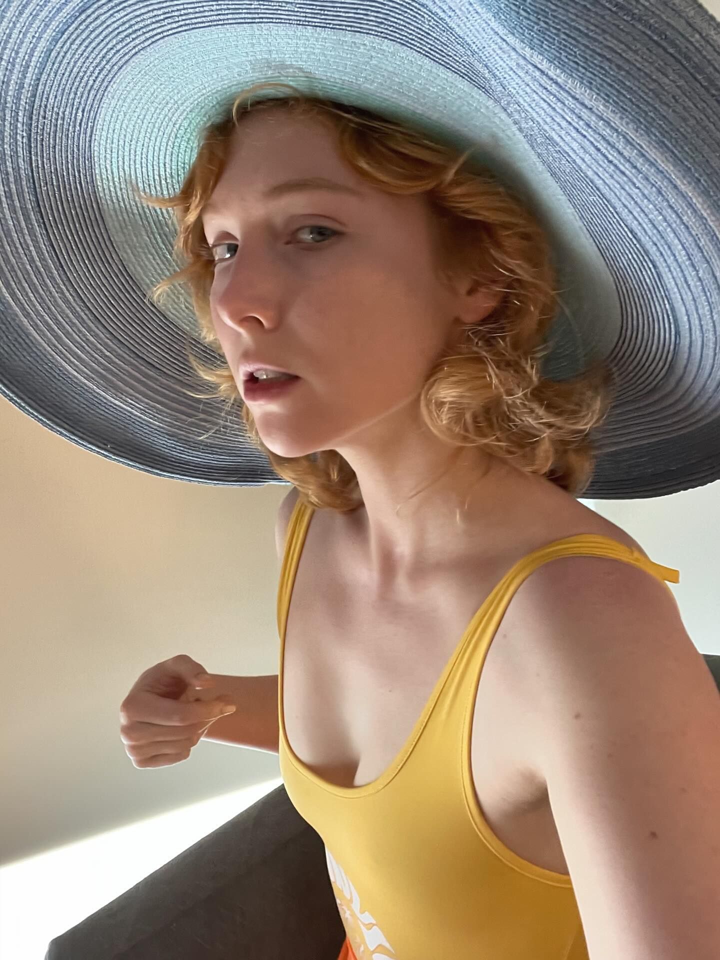 Molly Quinn hands