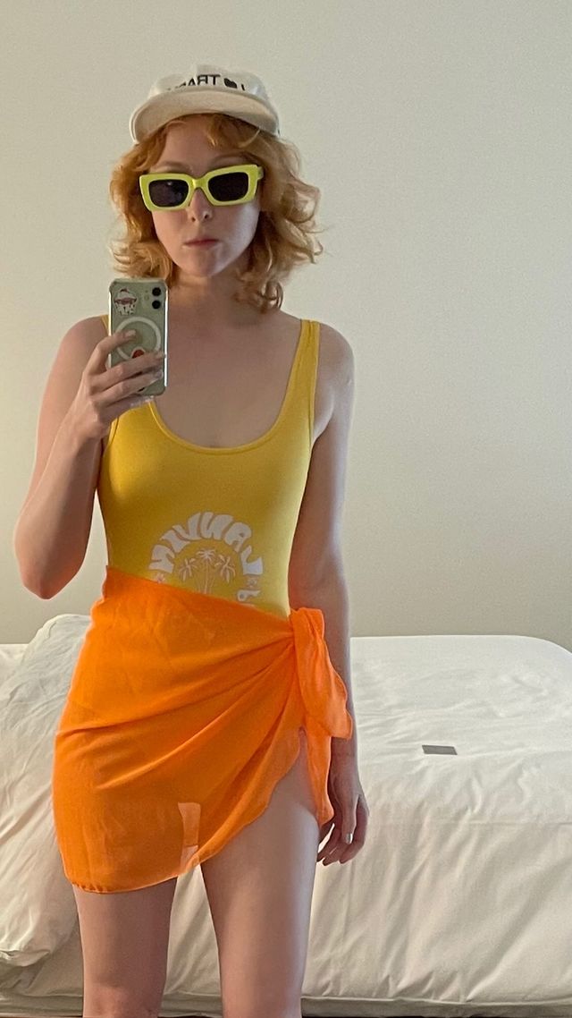 Molly Quinn hands