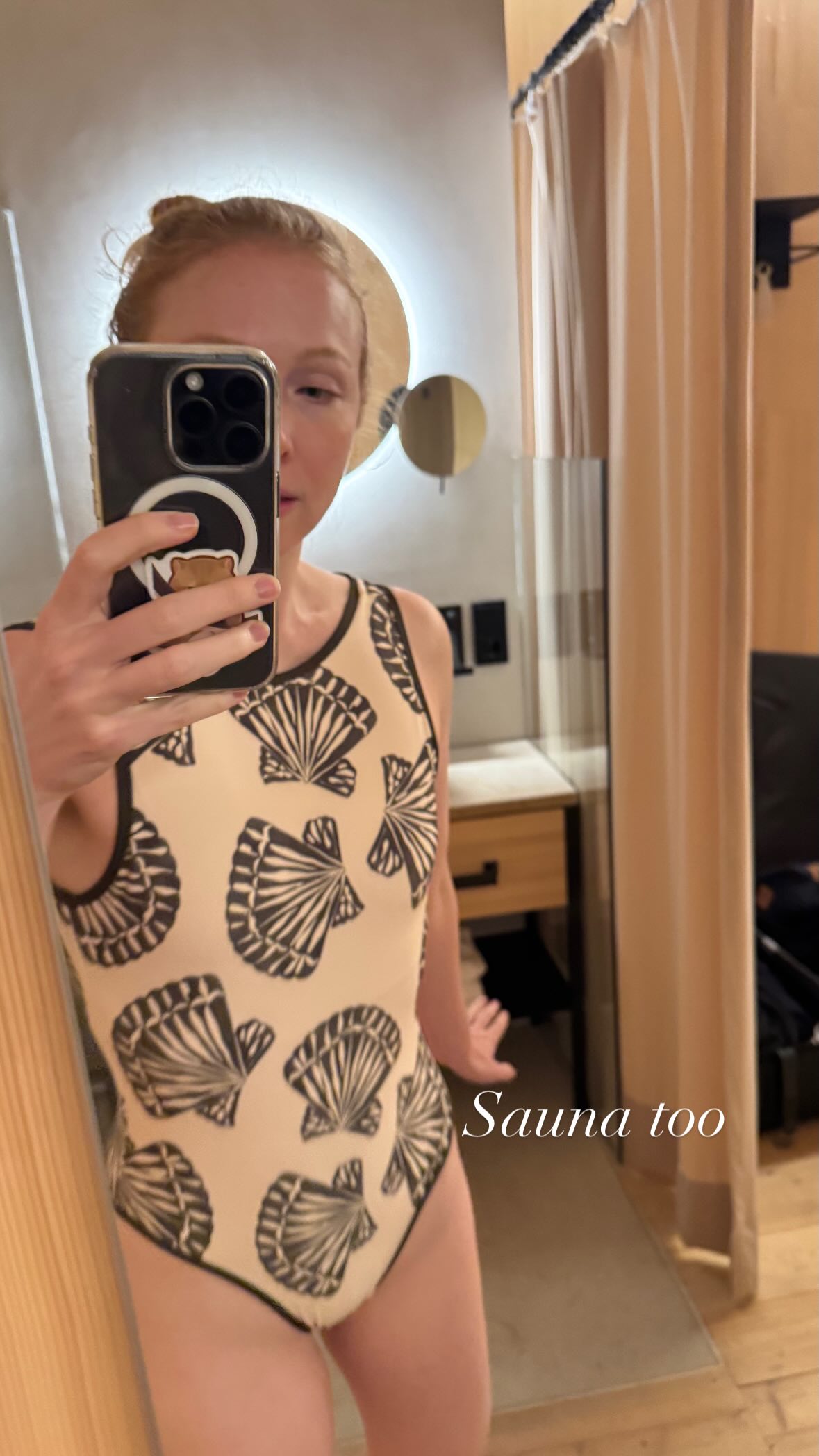 Molly Quinn hands
