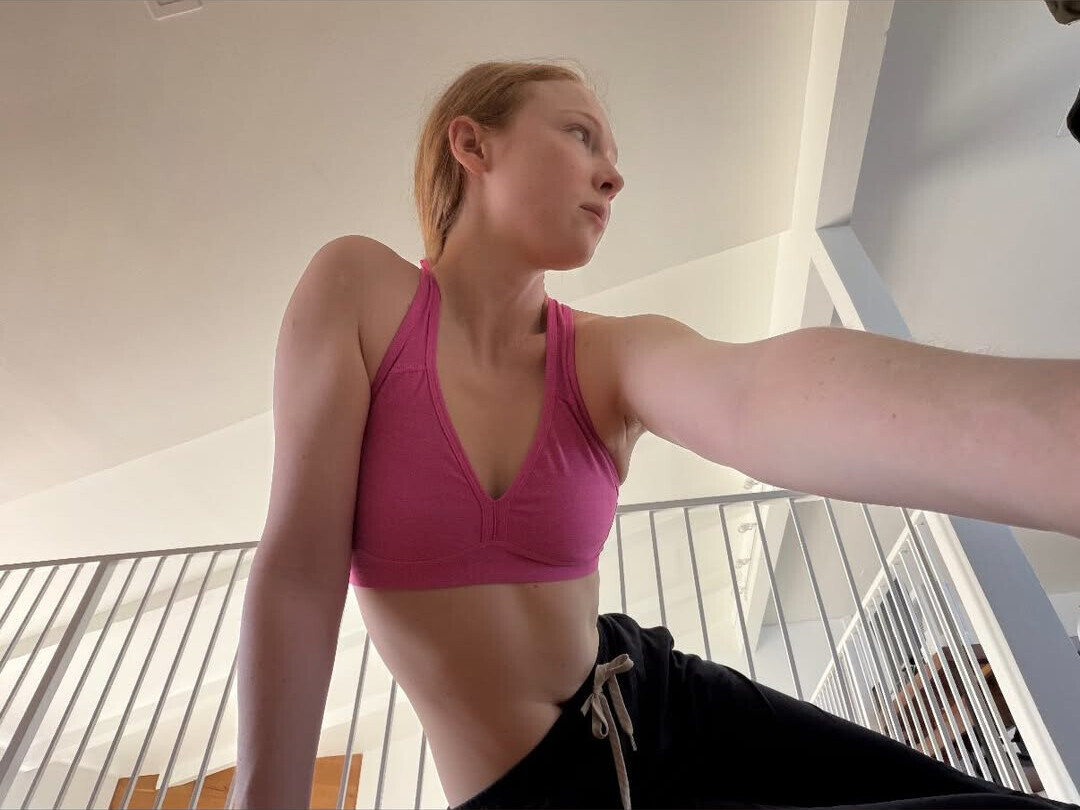 Molly Quinn hands