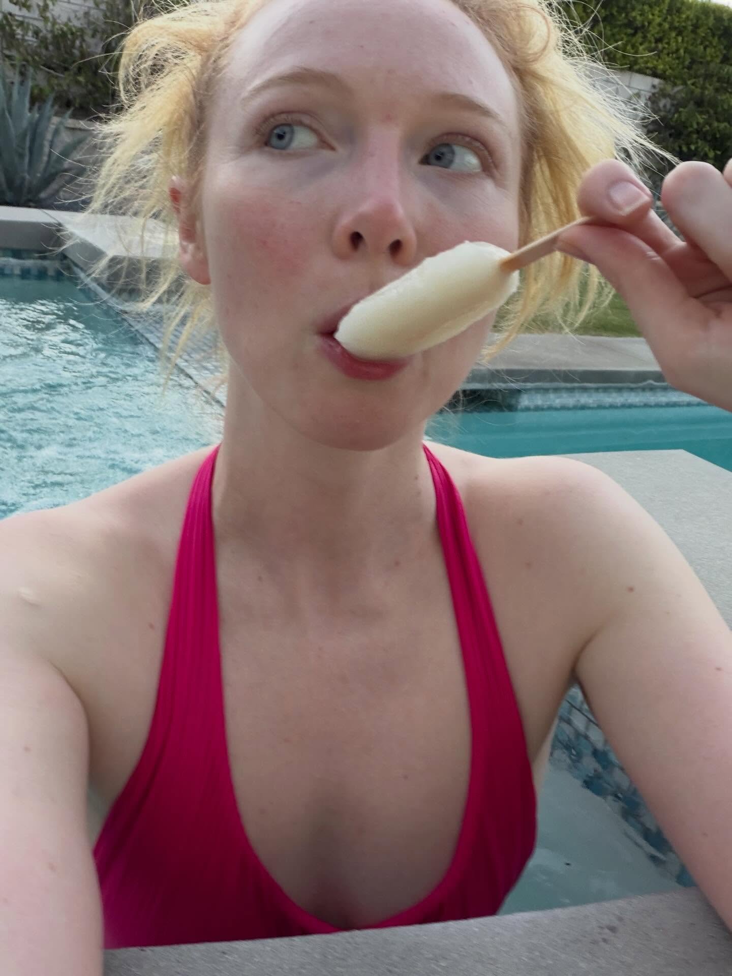 Molly Quinn hands
